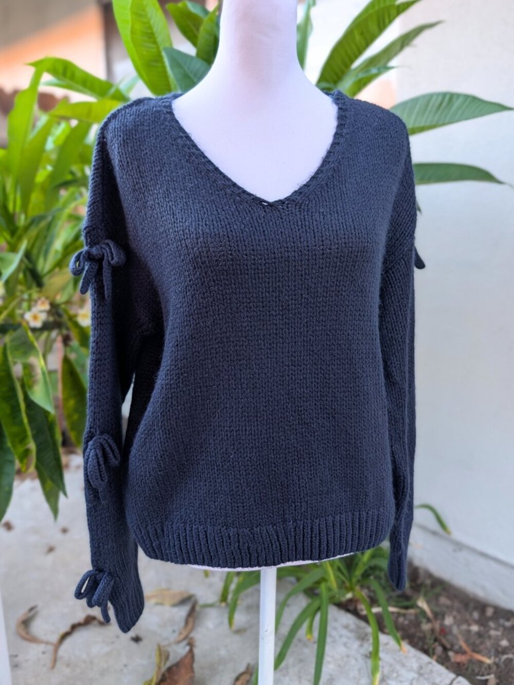 Hollister navy v-neck chunky knit sweater with bows on sleeves size small VGUC
